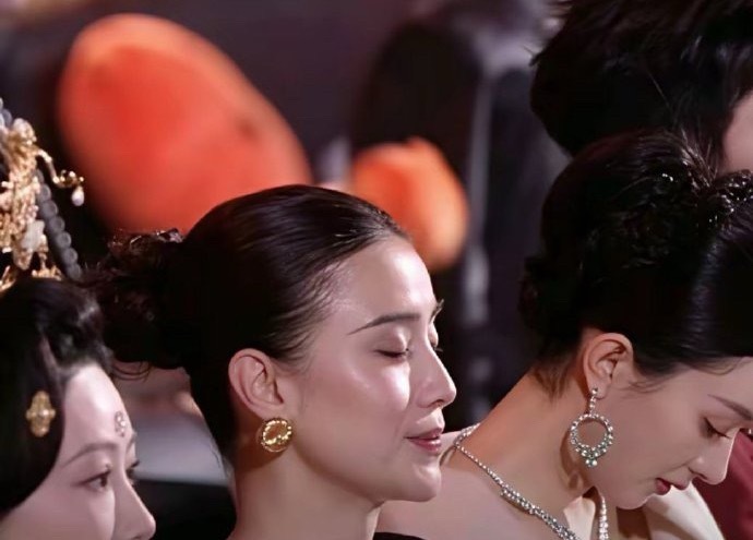 每次看到这张图都能被赵丽颖惊艳到，鼻头真美，低头都没双下巴，好优越的侧颜杀