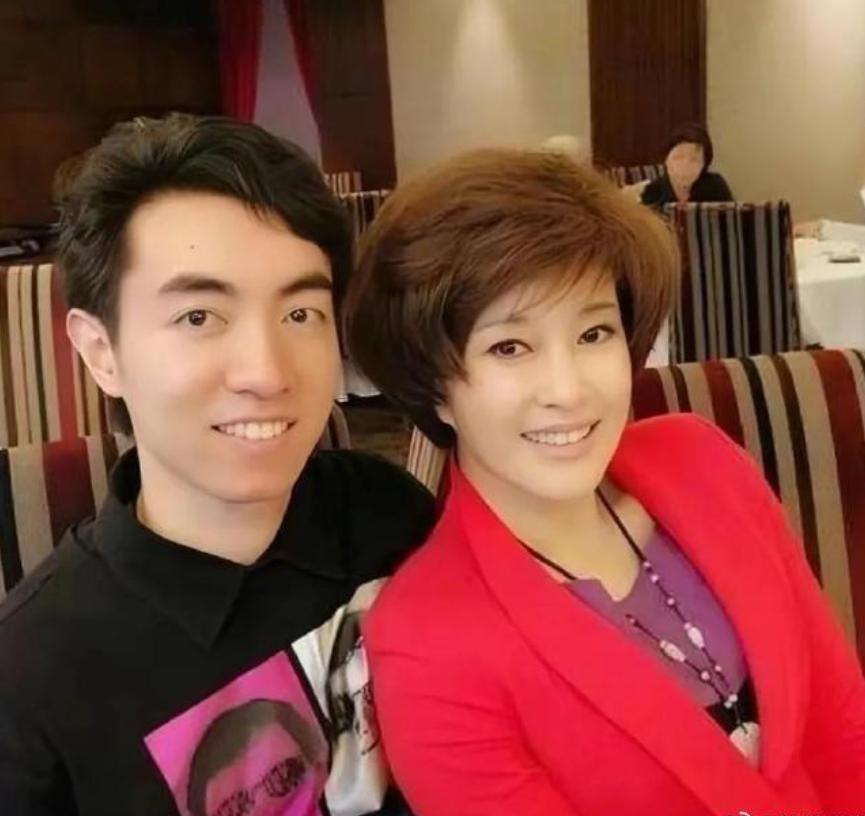 年轻时，家族里顶时髦顶成功的姨妈姑妈，到老了，可能也只是一个强势难缠的老太婆。