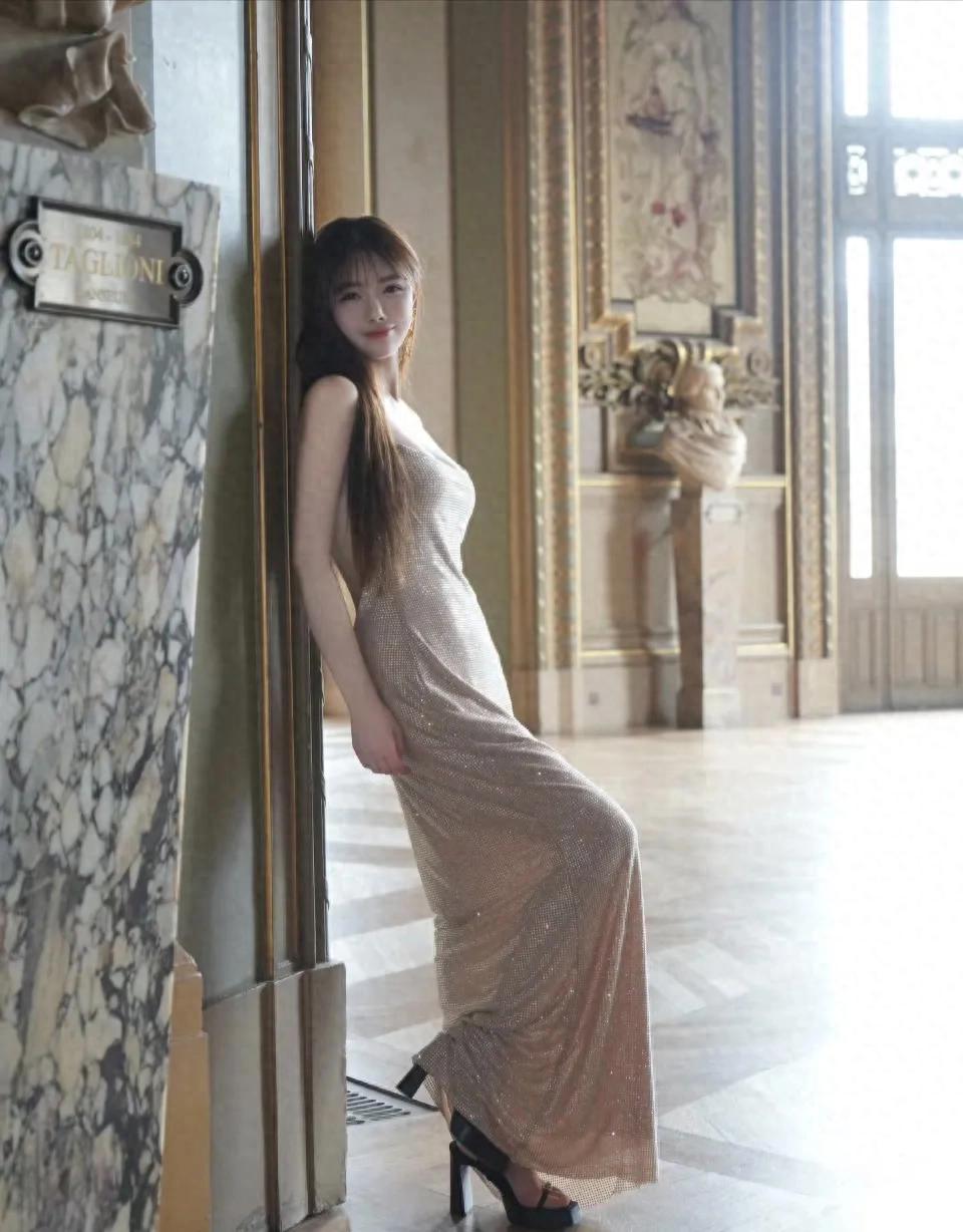 吊带鎏金长裙宫殿封神，转身那刻美到全场窒息