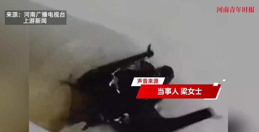 “防不胜防！”2025年8月，河南信阳，一女子回家上厕所时，看见蝙蝠掉进厕所水坑