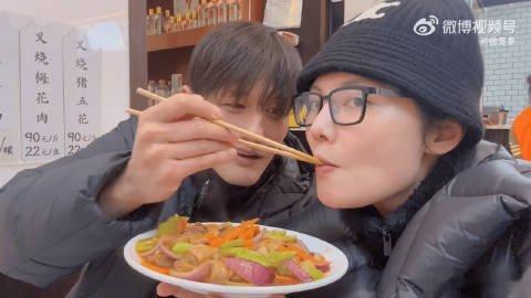 他们探索哈尔滨景点和美食，你一口我一口的互动浪漫又真实！