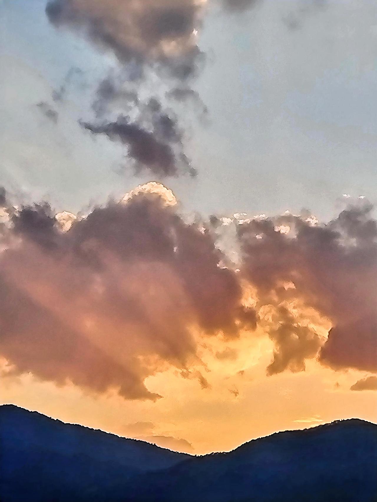 夕阳西下，云海翻腾，美不胜收！