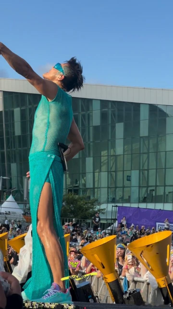 别说他这个岁数身材保持的还不错