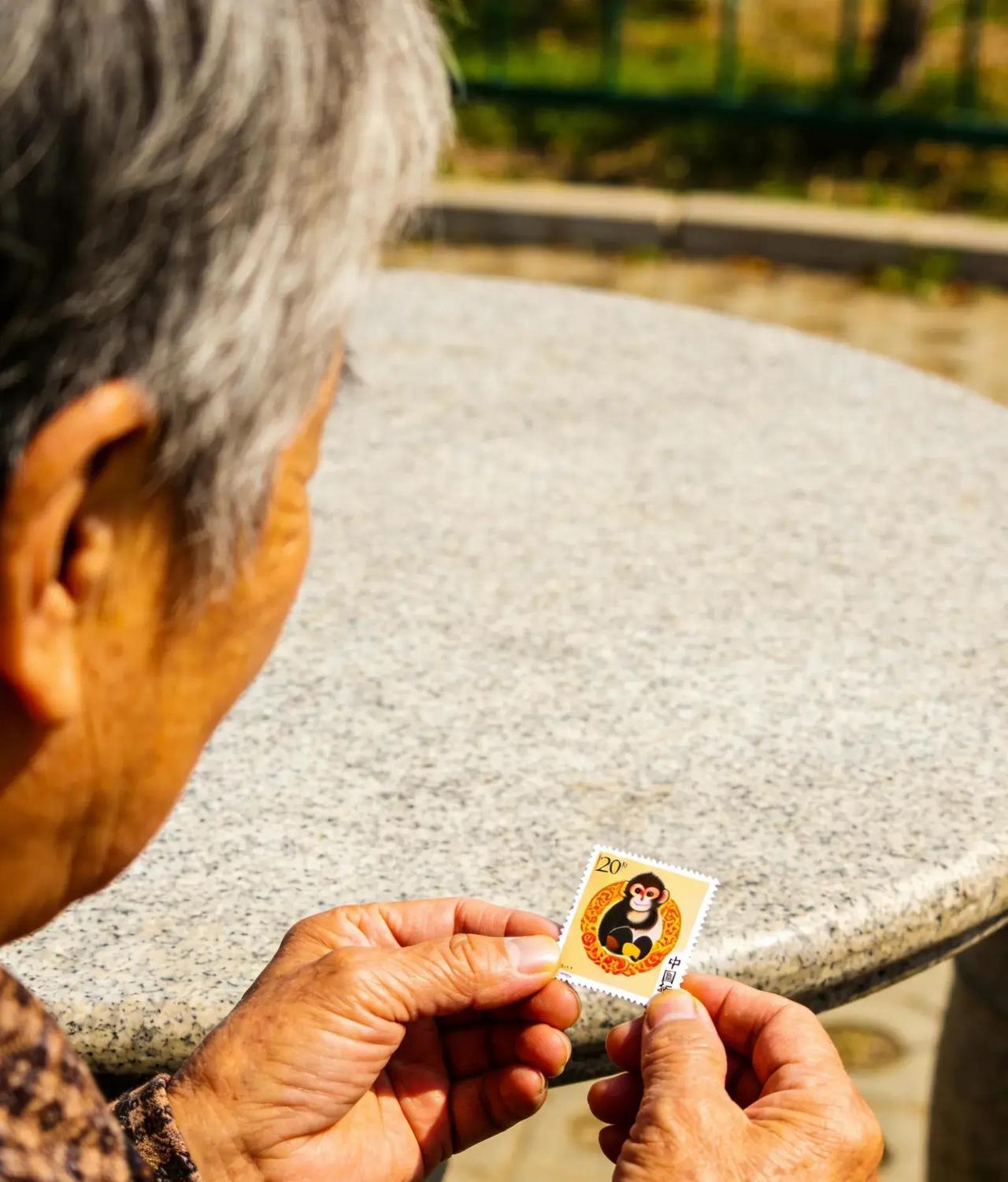 最近有个老邻居老张刚走，他儿子直接把一堆攒了四十年的邮票八十块卖给收废品的，全是