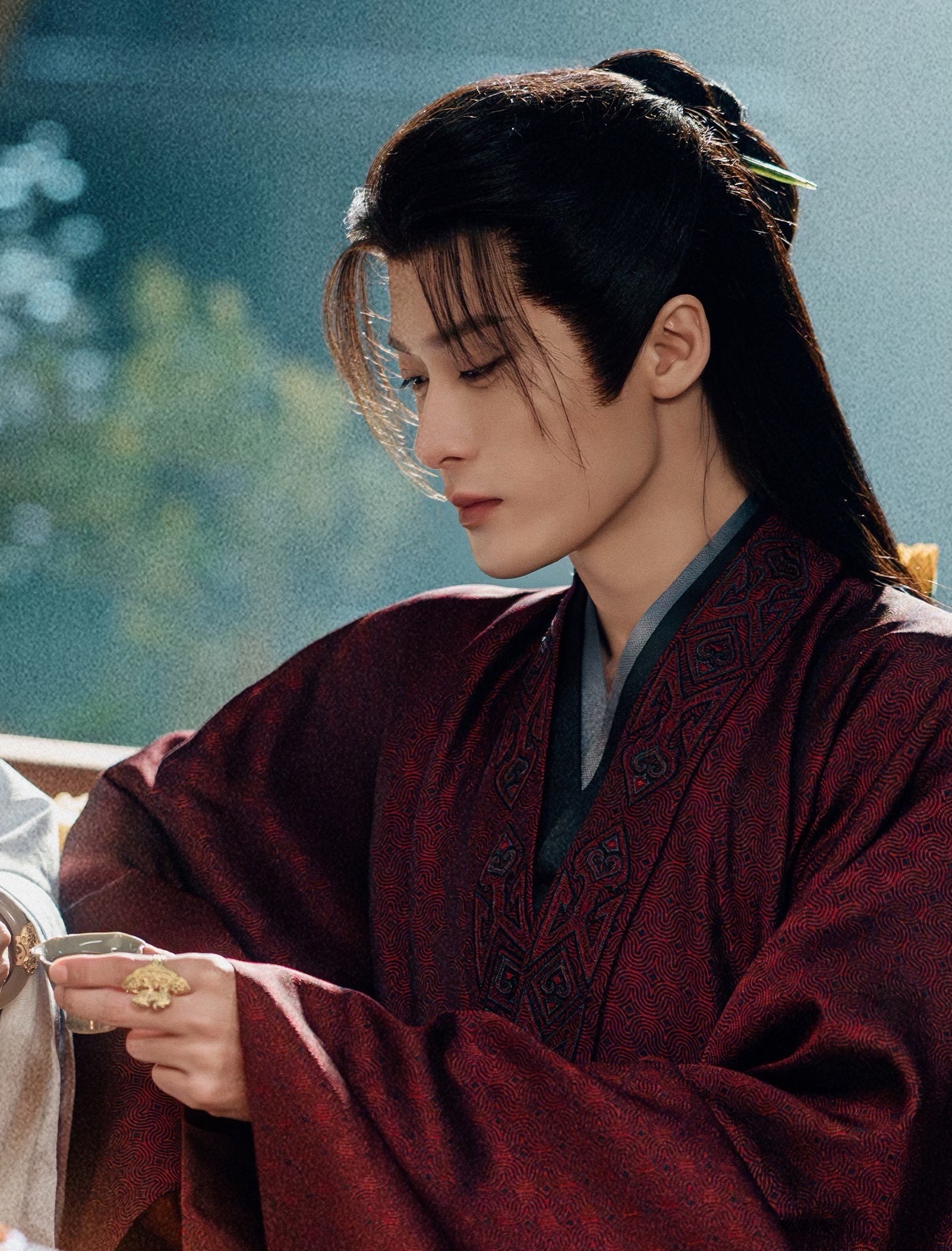 睫毛我舔舔，下颌线我舔舔，卧蚕我舔舔，小嘴儿我亲亲，喉结我亲亲，小手我亲亲，鼻尖