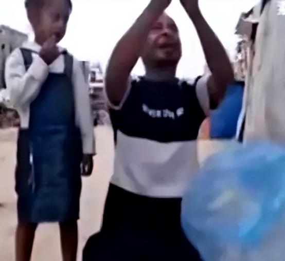 没想到宗教的影响竟然那么强大！许多中东难民，拿到中国千辛万苦送去的救援物资，第一