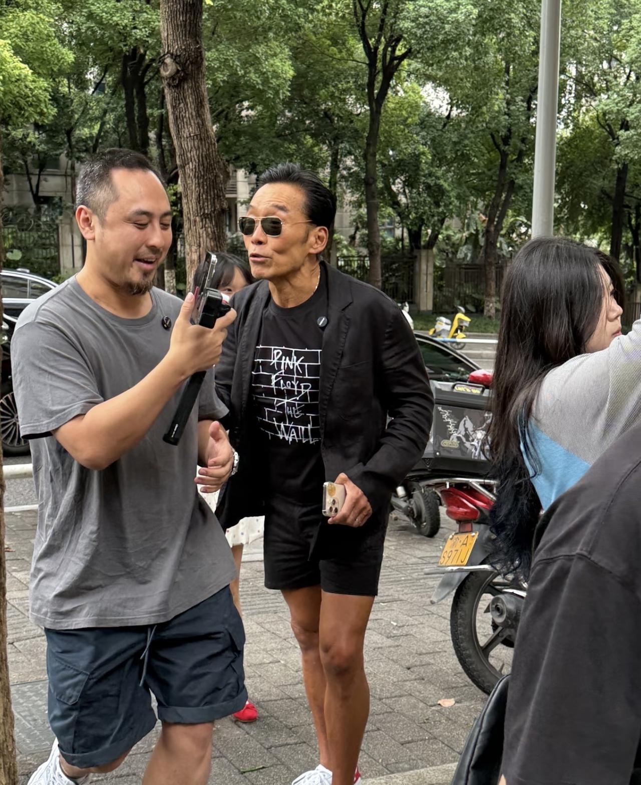 9月13日，有位网友在重庆偶遇郑浩南，他现身一家餐馆的画面。60岁的郑浩南还是