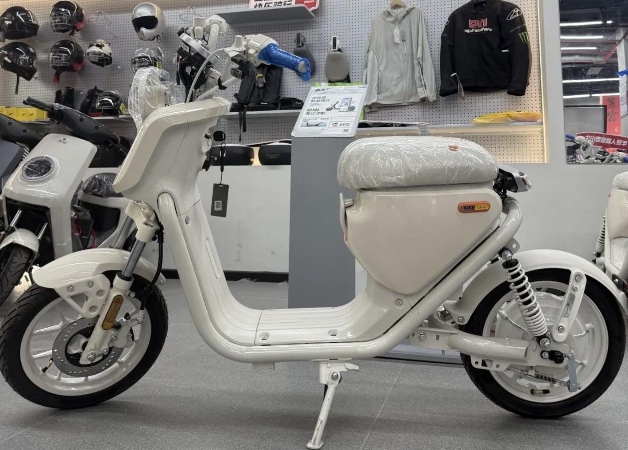 新国标电驴遇冷遇冷那是很正常的，感觉这次小电驴的设计师对新国标理解有点一刀切了，