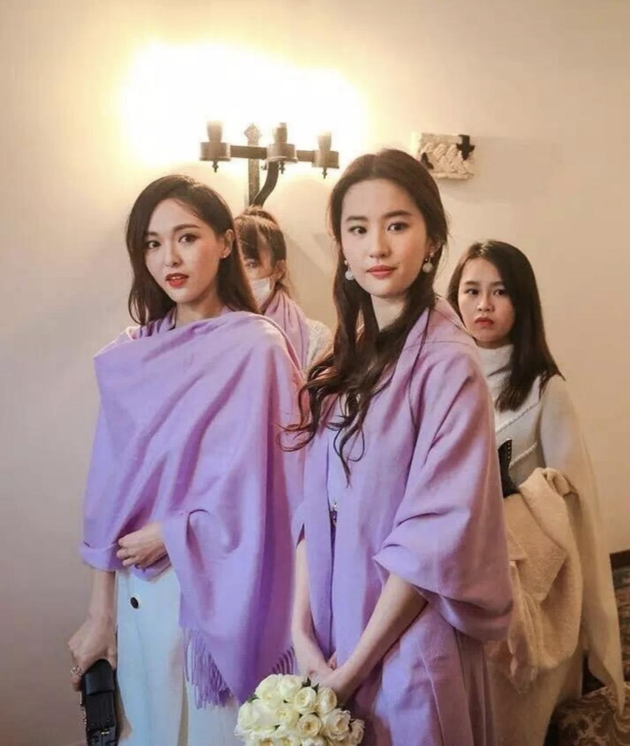 刘亦菲与唐嫣同框美照，2016年，两人现身意大利为张靓颖当伴娘时的画面。刘亦