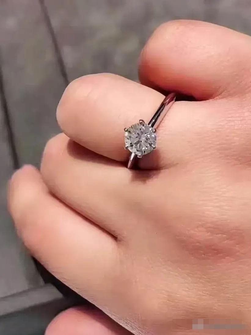 离婚那天她没哭，卖戒指时也没哭，直到闺蜜把她告上法庭。那枚戒指当年花了六万多