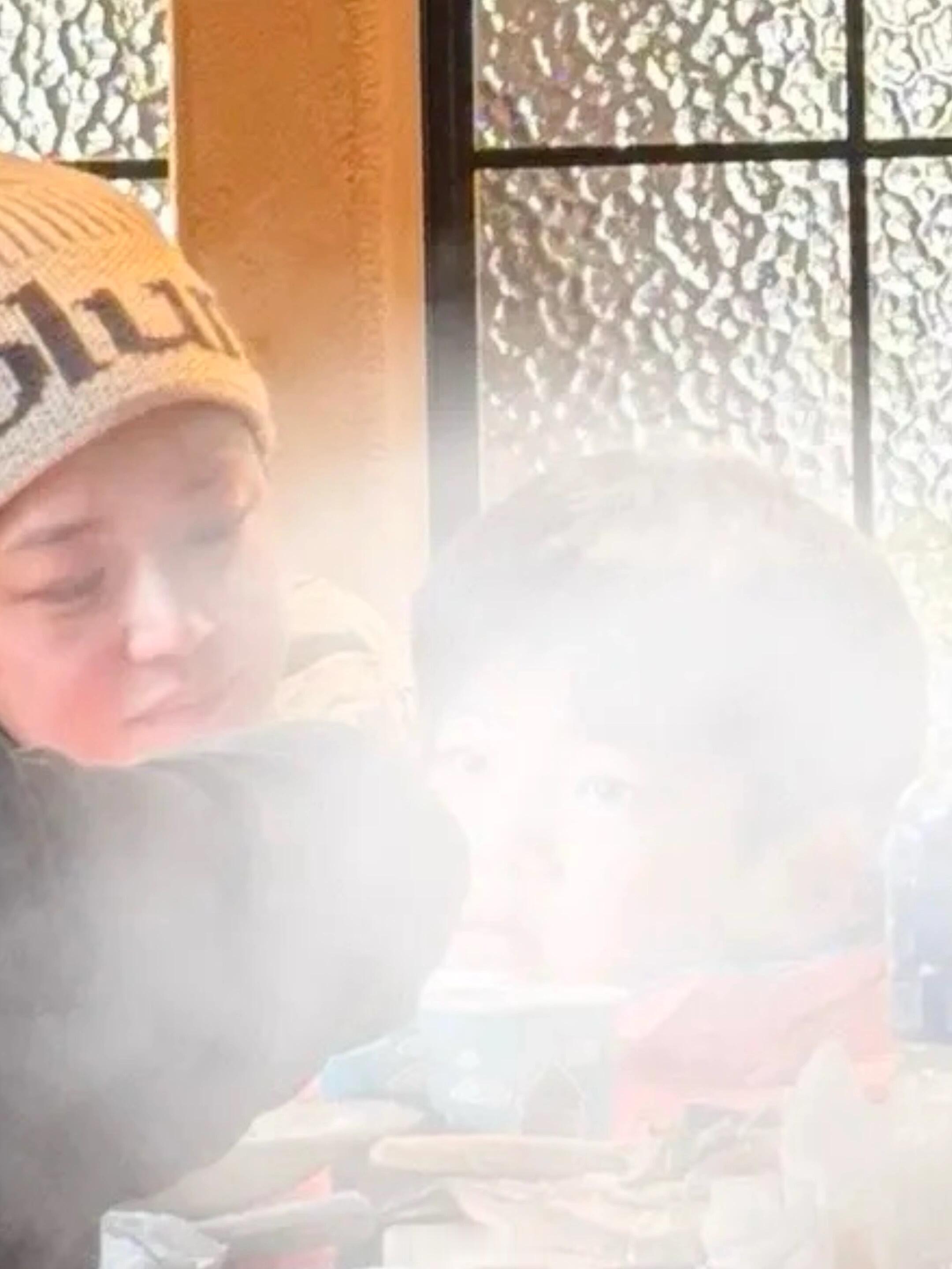 ​陈妍希陈晓儿子五官像妈神态像爸陈妍希陈晓的儿子星星看起来五官像妈神态像爸陈妍希