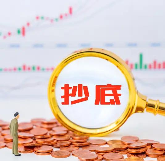 九点半，我准时打开电脑。屏幕上的K线图，红的绿的，像心电图。我的心脏也跟着跳