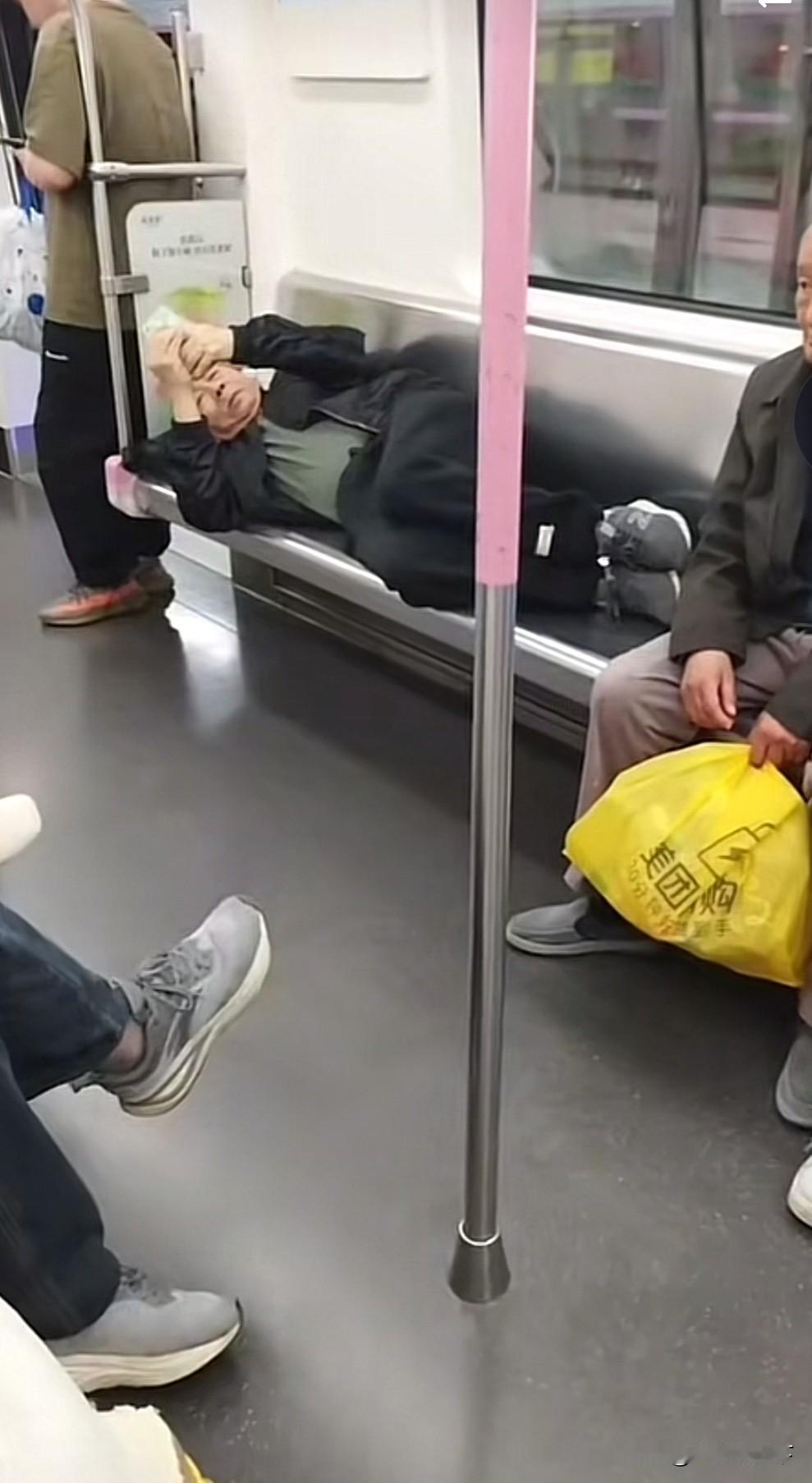早上，武汉地铁某号线上，发现一起不和谐一幕。这位老人，一上来，发现有几个空余