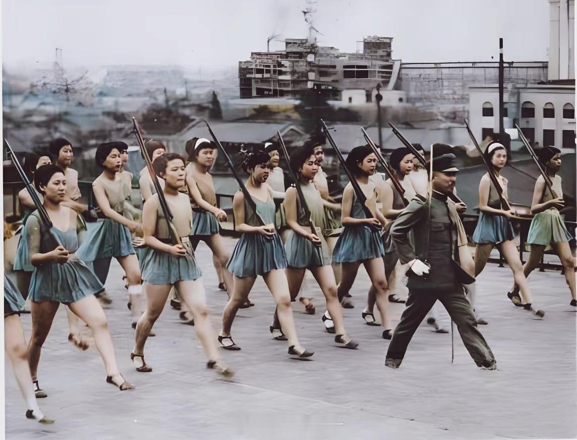 1942年，东京。即将奔赴中国，服务侵华战争的女高中生，正在操练队伍。