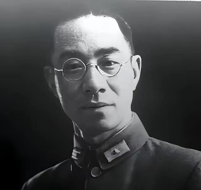 1948年腊月，谷正文正带着百名特务猫在胡同里，准备持枪抢劫银行逃命。这群曾