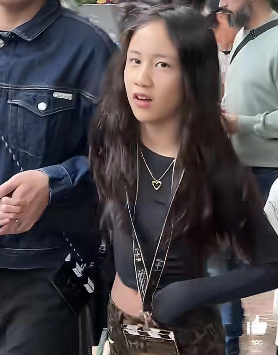 黄磊二女儿完全大变样了4月4日下午，有网友在北京环球影城偶遇黄磊和二女儿，让