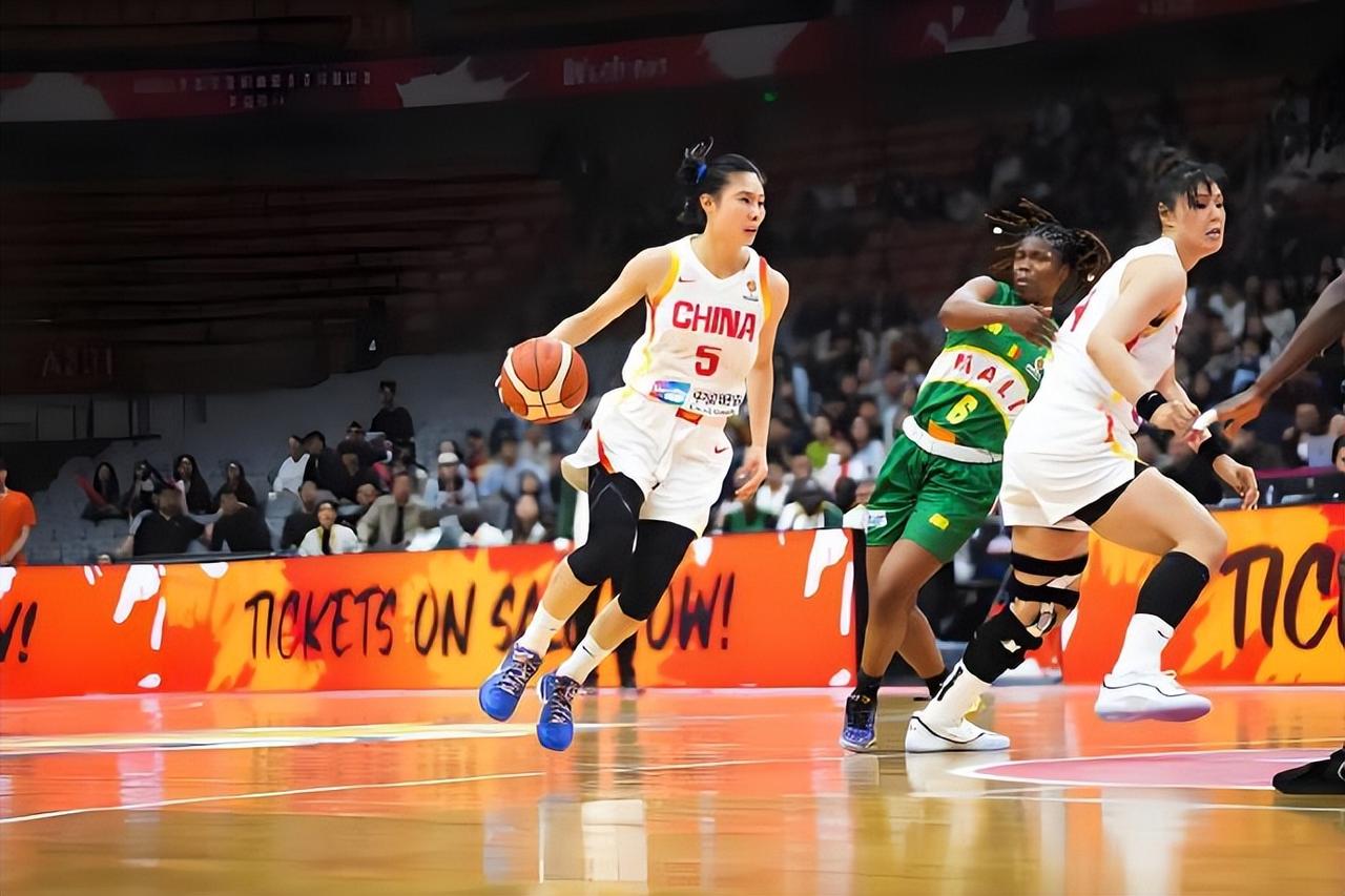 女篮爆大冷！日本女篮这场比赛直接翻车了，65比77输给了匈牙利，整整落后12