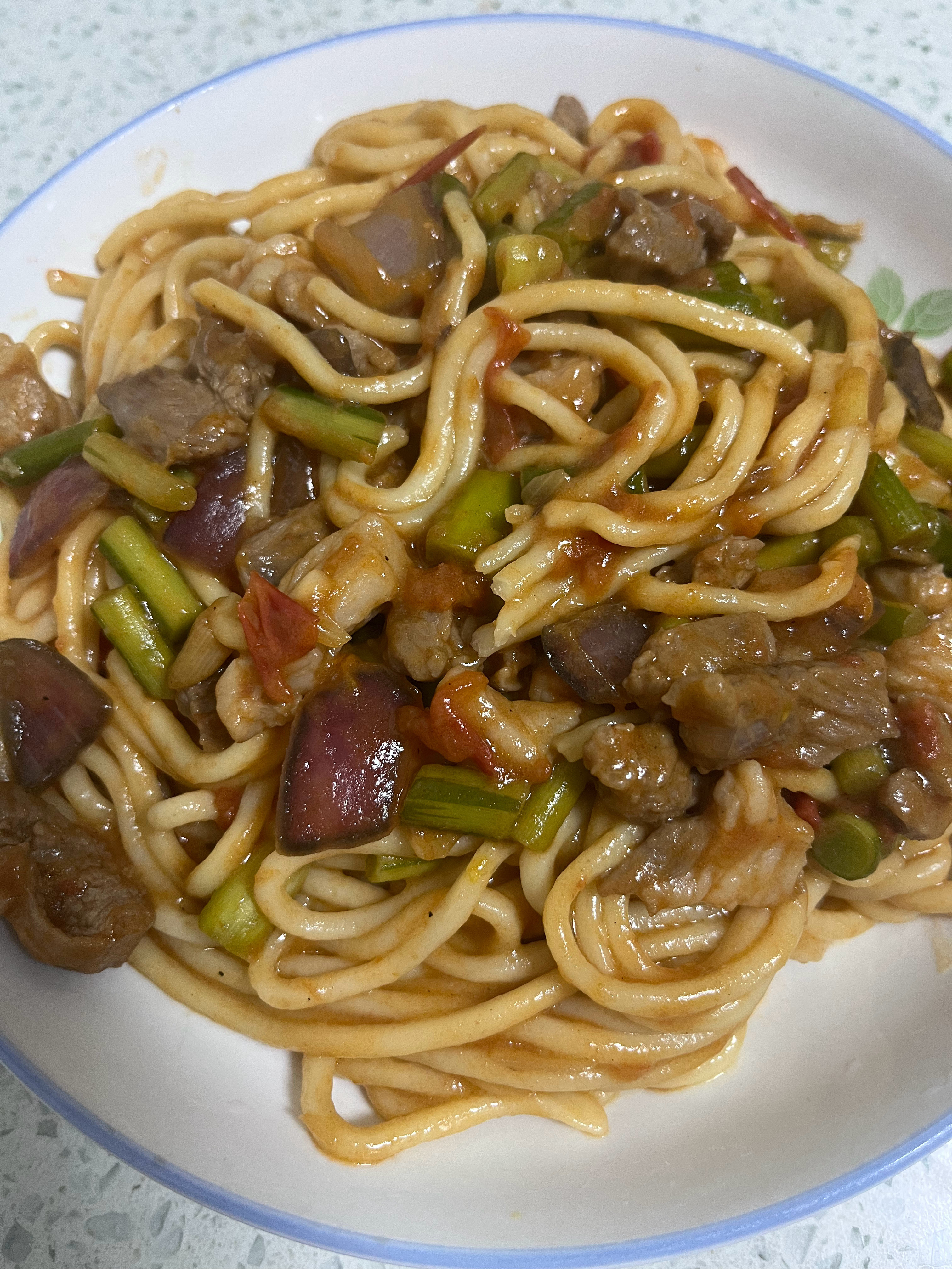 .我的美食日记.今日份晚餐来份炒面～新疆炒面片的味道。好吃😋