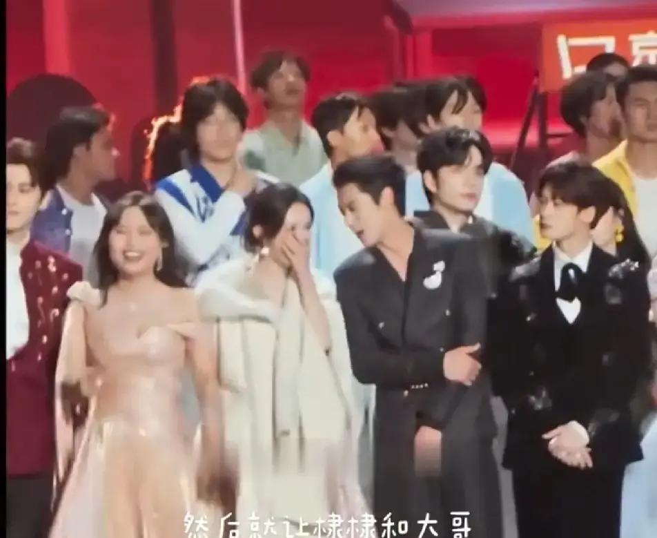 王鹤棣的手臂环上来时，倒数计时的数字正跳到“3”。孟子义第三次缩回探出的脚尖