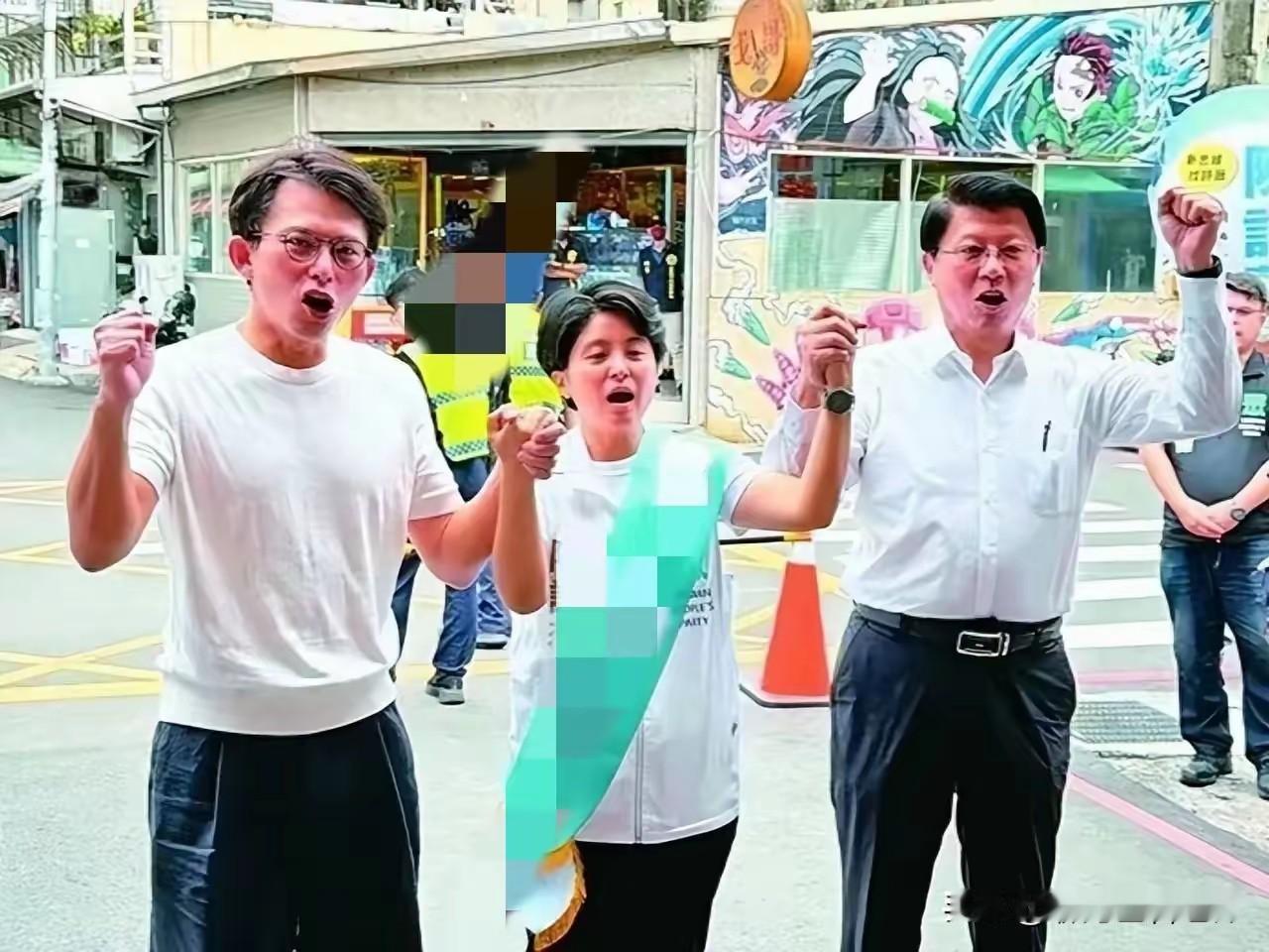 蓝营支持嘉义市长参选人张启楷，白营支持台南市长参选人谢龙介。这是在2024年民代