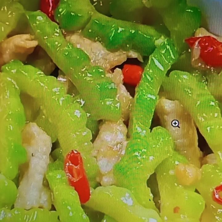 中老年人想稳稳控制血糖，这四种“天然胰岛素”可别错过。首推凉拌苦瓜木耳，苦瓜含