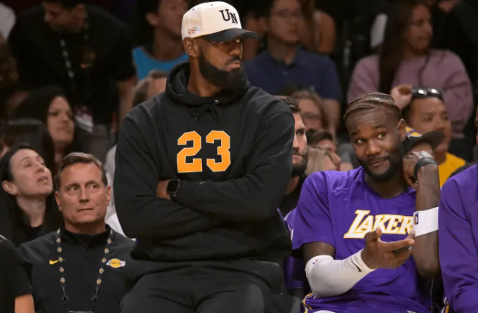 勒布朗·詹姆斯在今日接受了采访，谈在赛季初从场边观察湖人时的感受。詹姆斯说道：