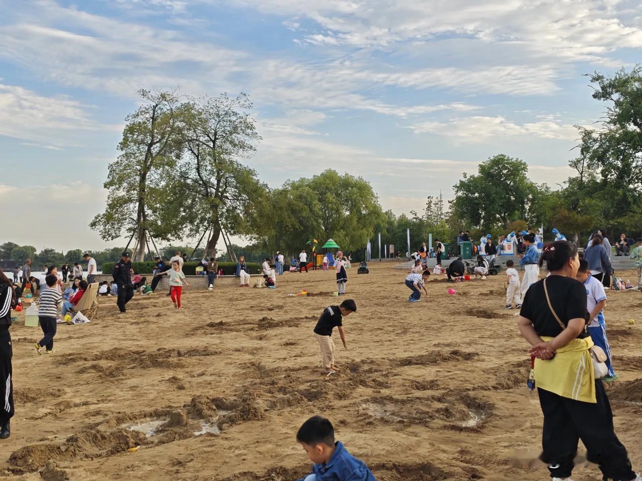 不是日照青岛去不起，而是济宁市民公园更有性价比。不用区别三五百公里，十来分钟就可