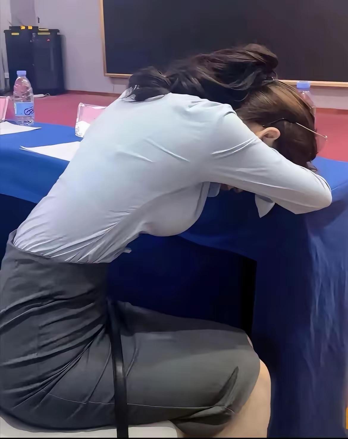 八年青春陷“小三”局，值不值？我那对面工位的同事，每天午休雷打不动出去接电话