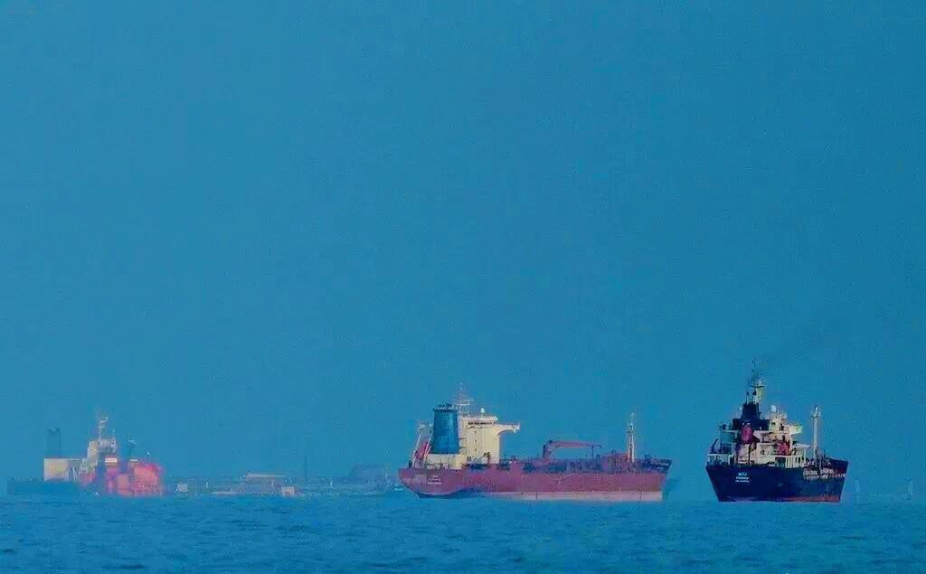 4月18日深夜，波斯湾的浪涛声被尖锐的军事指令划破，伊朗这回是真的打算彻底掀翻谈