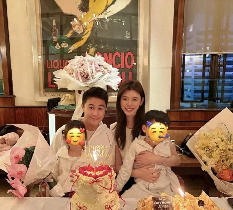 30岁何猷君现身南宁，休闲装扮尽显清爽，毫无职场疲惫感赌王四房小儿子何猷君自迎
