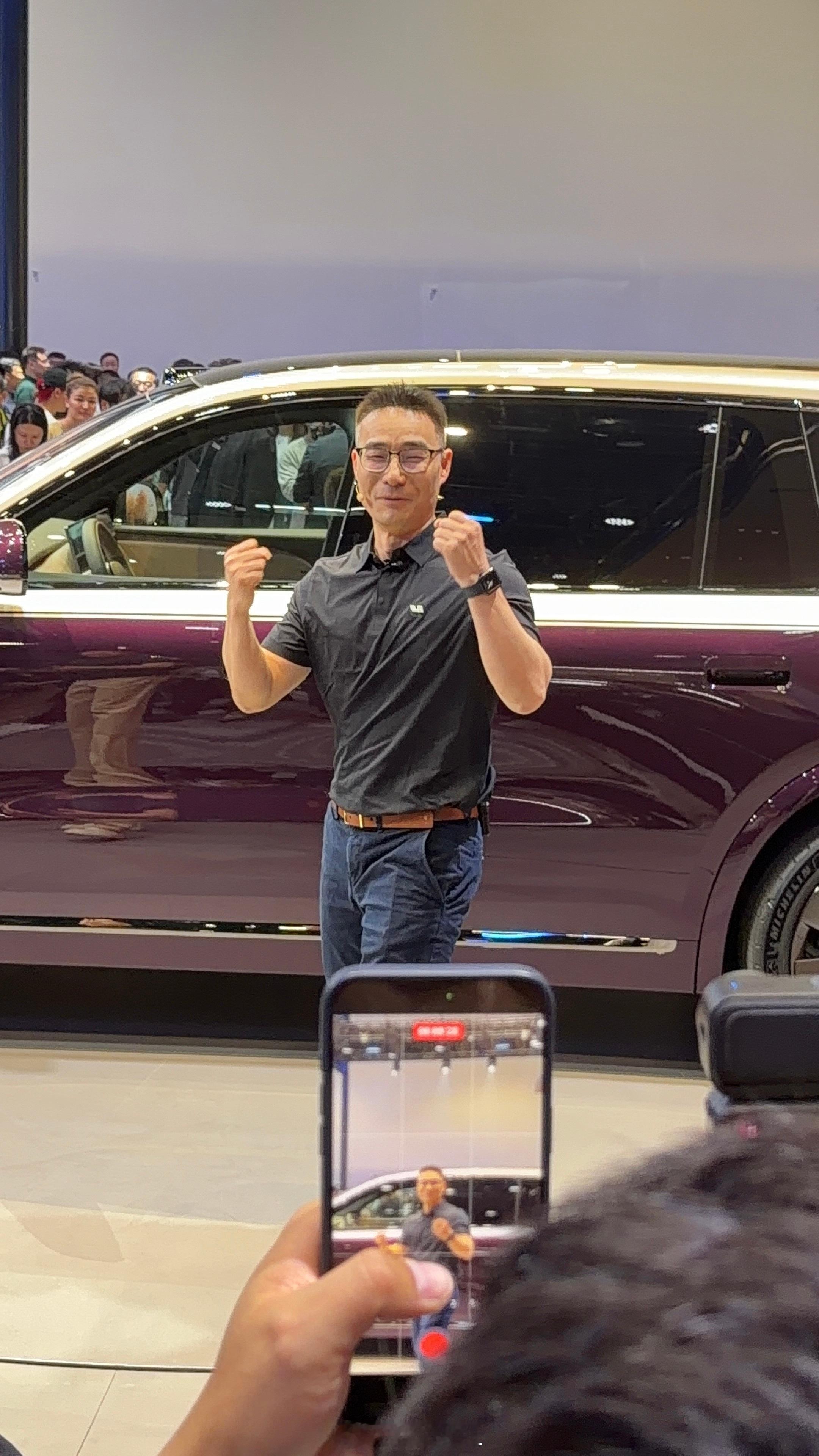 理想L9Livis上的两个功能有点意思，一是，电动门防夹手，通过增加了一个电容