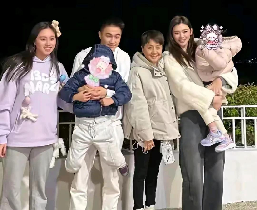 看来奚梦瑶这是很满意现在的生活哦，她和婆家人在一起很融洽呢，嫁得好的典范。