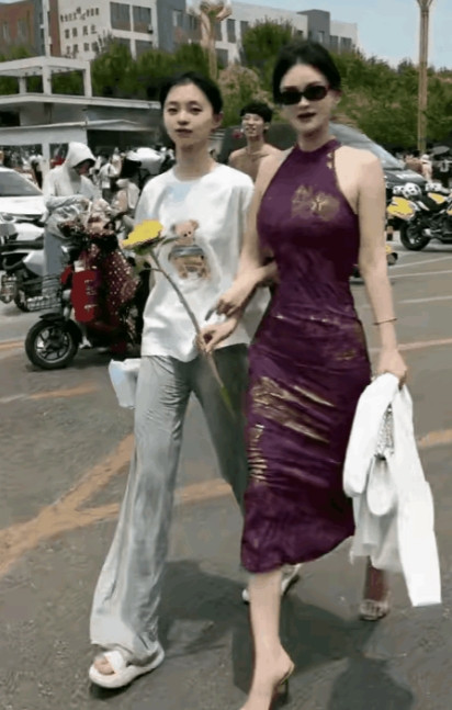 考试结束了，这位网红妈妈也带着女儿正面现身了，红色的旗袍也变成紫色，这个颜色的旗