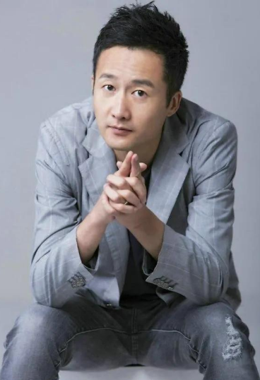2012年，在《父母爱情》的片场，孔笙想到还缺一个演员，急得不行，突然看到了一个