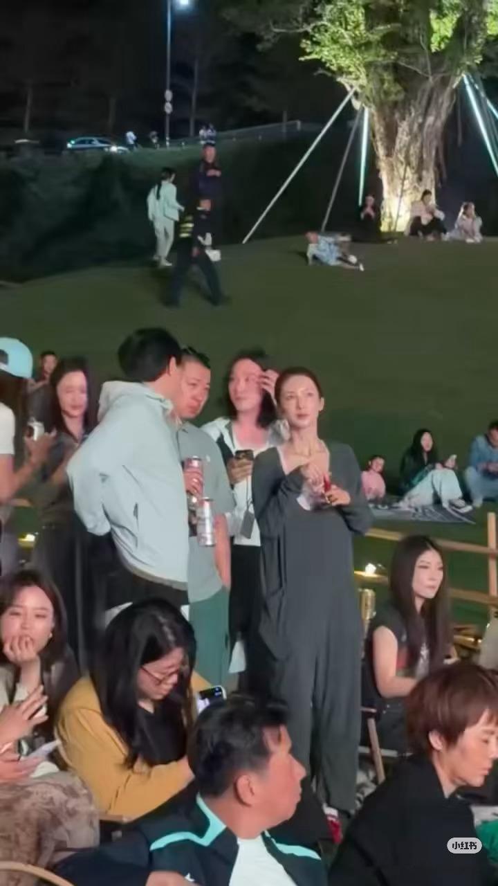 网友三亚偶遇金晨、佟丽娅，大喜好白啊，在人群中一眼就看到了