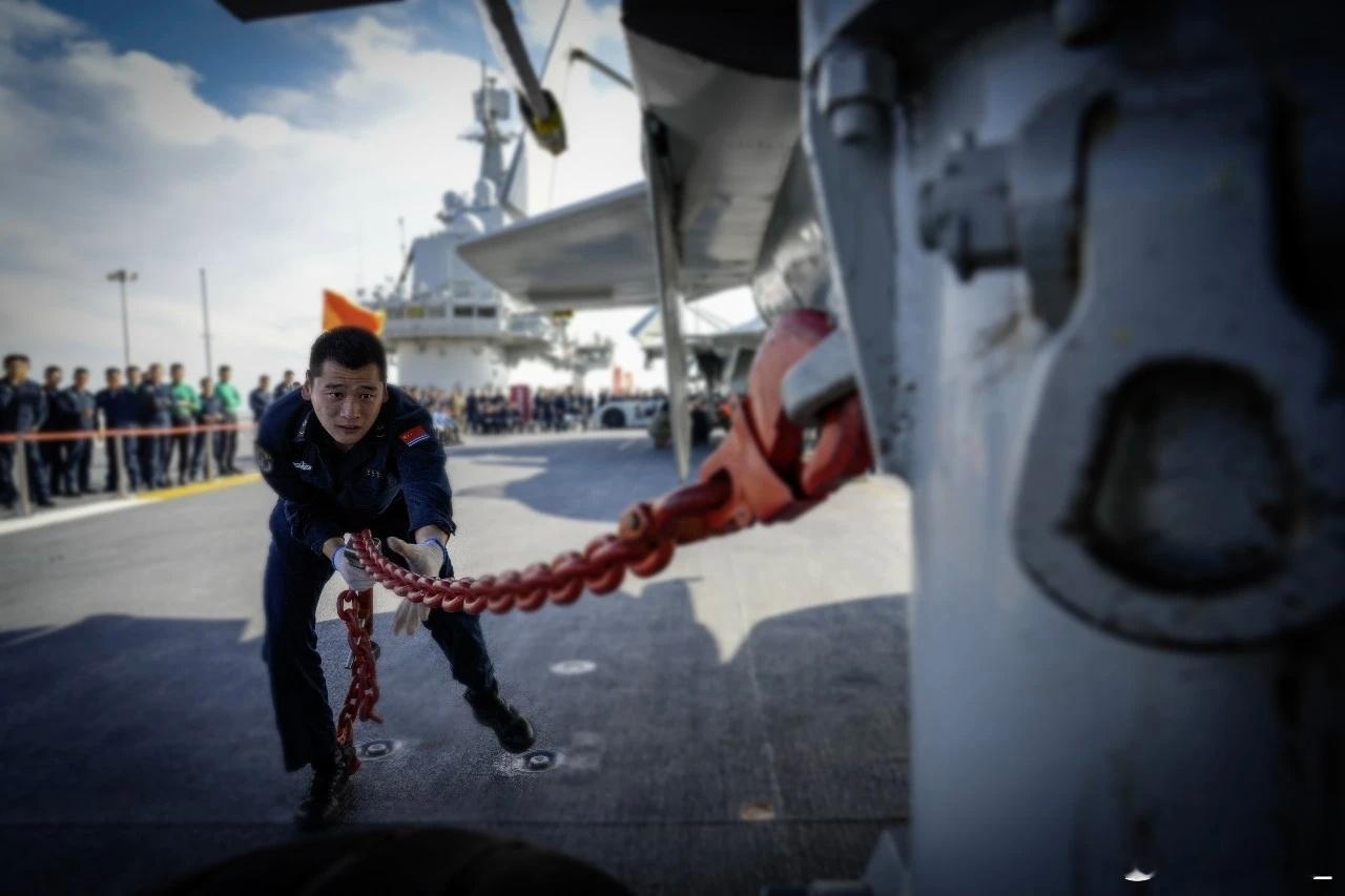 辽宁舰舰员的日常训练与比武