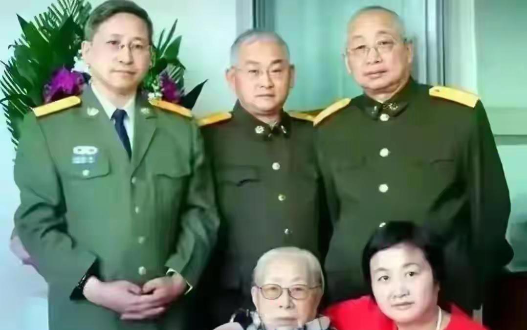 2010年，92岁的傅涯在病重弥留之际，她把五个子女叫到病床前，留下让儿女动容的