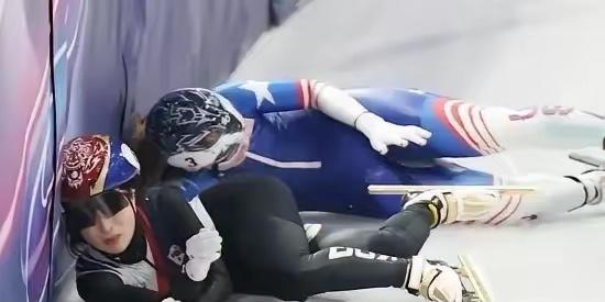 韩国媒体真的臭不要脸！米兰冬奥会短道速滑混合接力半决赛闹出幺蛾子，美国队摔倒