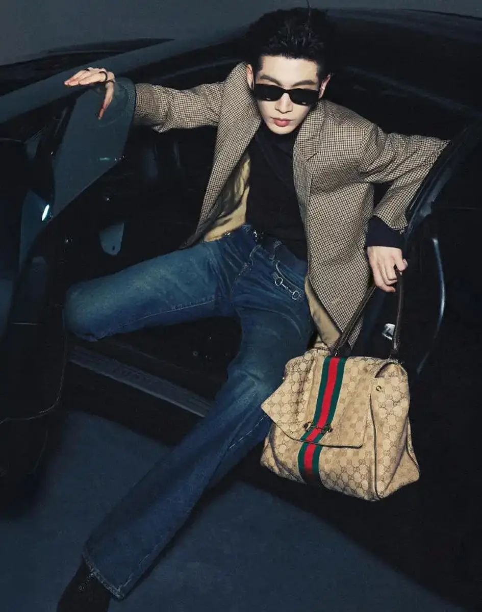 田曦薇穿夹克秀出优越腹肌张凌赫墨镜配牛仔裤休闲帅气