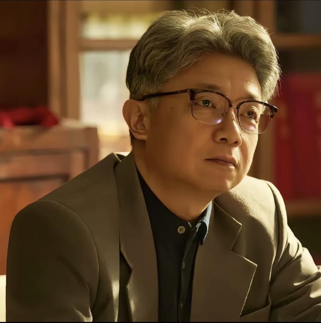 省秦的单团长在现实中是北京电影学院的院长。出来拍电影也不是因为没钱了，而是为了能