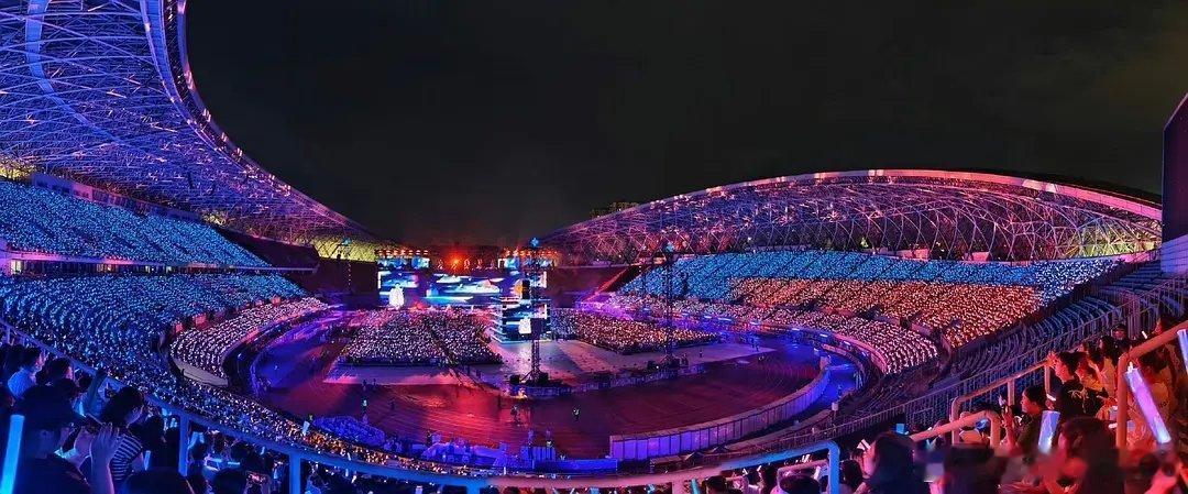 周深8月开了4场演唱会近20w人，哈尔滨贵阳一票难求🥳​​​