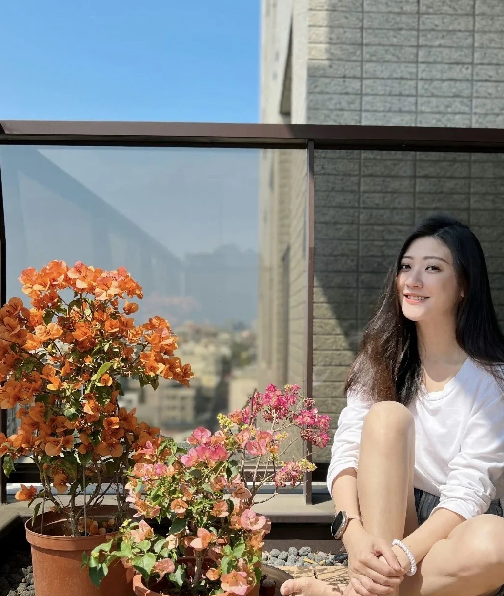 林逸欣，168cm，素甲美脚。