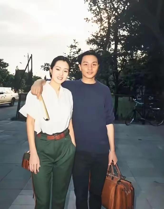 年轻时巩俐和张国荣的合影，大家见过吗。