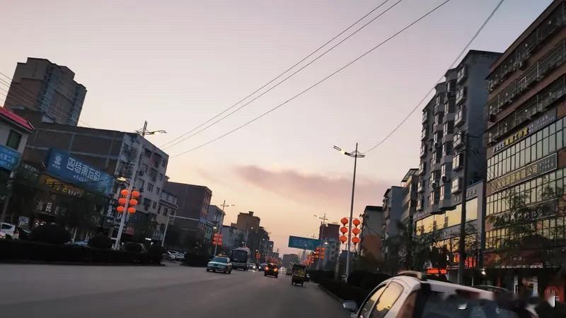 现在国内很多十八线的小县城，就是十八线的收入，比肩一线二线大城市的物价水平！