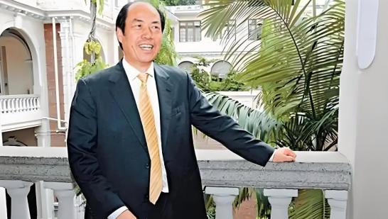 看完许家印如今的处境，再回头看碧桂园创始人杨国强，很多人会觉得他的选择确实更稳妥