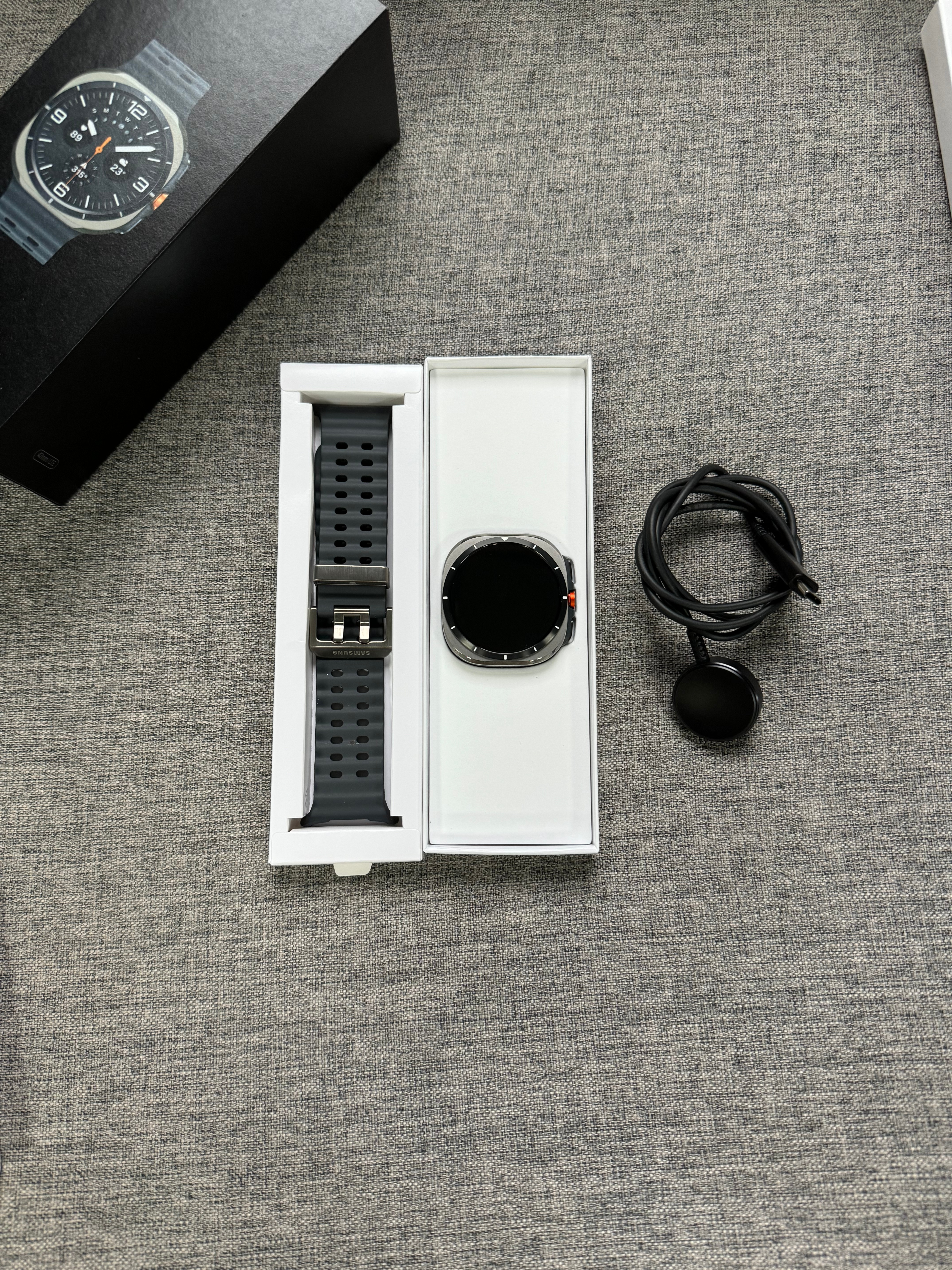 三星WatchUltra钛铂银，仅使用十多天，屏幕完美，表盘边框细微划痕，