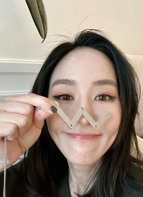 44岁的张钧甯分享了一组未经修饰的原图照片，肌肤紧致、线条清晰，连眼周也毫无松弛