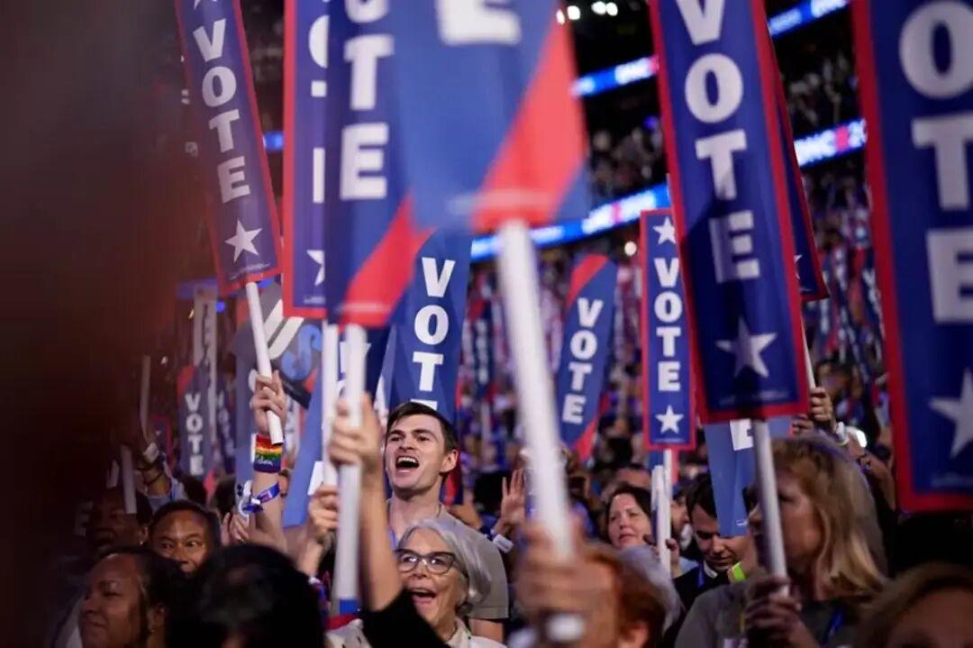 据CNN和SSRS开展的一项最新民调显示，尽管民主党现任国会领导层的公众形象不佳