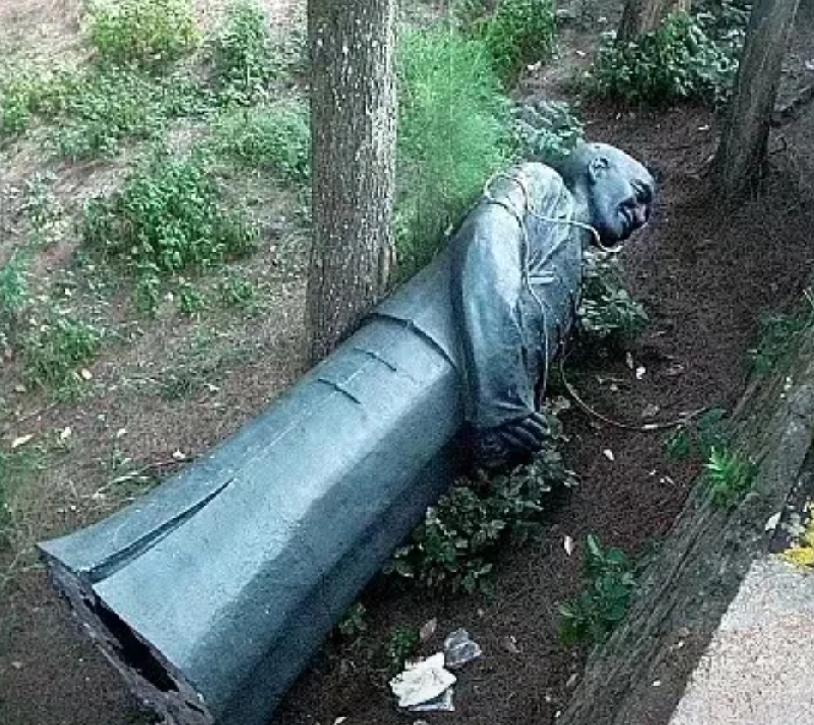 在台湾随处可见被推倒与被损毁的蒋介石雕像,而高雄市建造的安倍晋三铜像却时不时有人