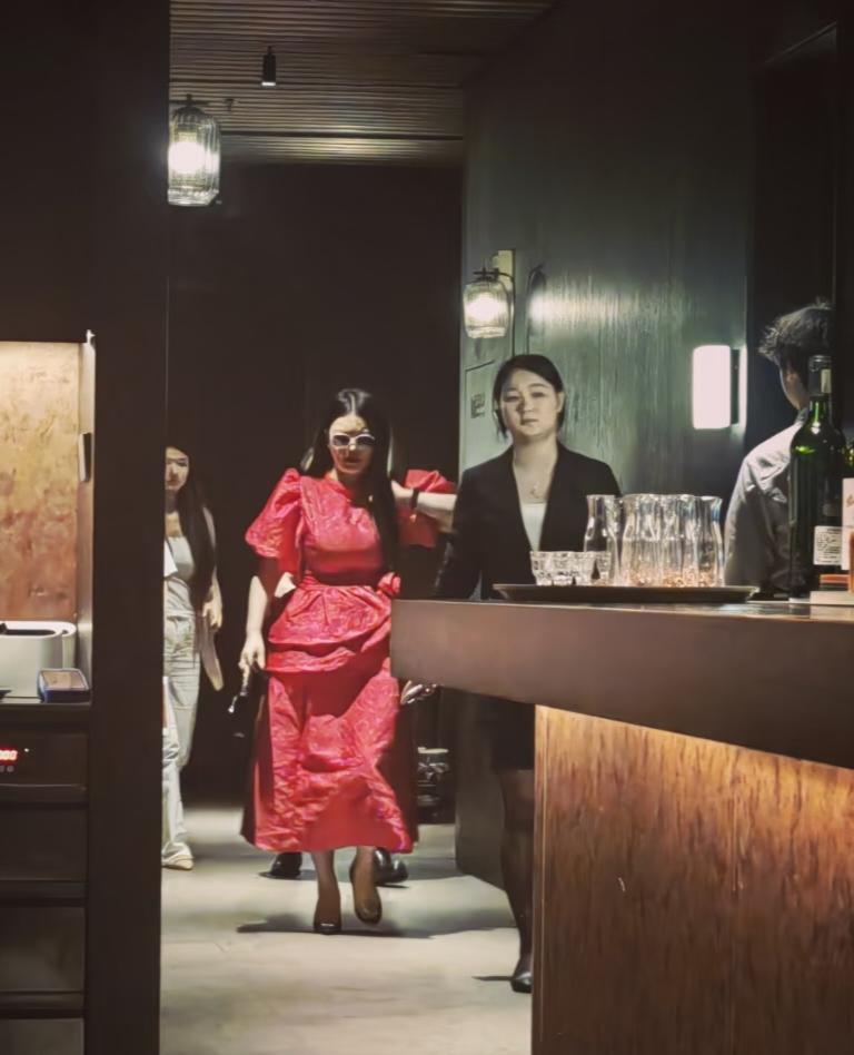 5月20日，李湘现身湖南长沙一间高级餐厅吃饭，她穿着一袭红裙子，打扮精致贵气，全